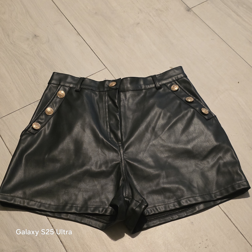 39 Elegant Black Leather High Waist Shorts RD